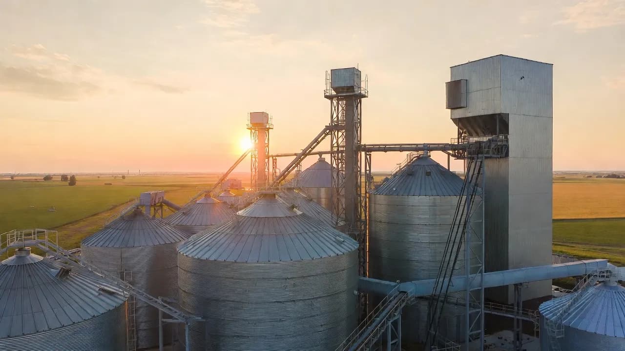 Terminal de cereale cu silozuri metalice, fotografiat din aer la apus